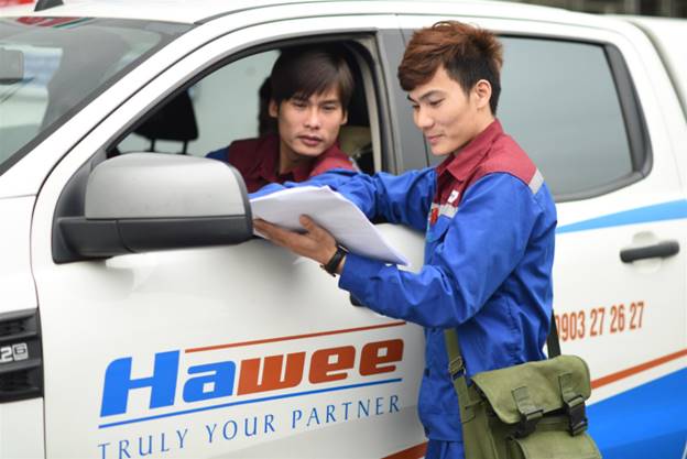 Cán bộ Bảo hành Hawee trao đổi công việc trước khi đi làm nhiệm vụ
