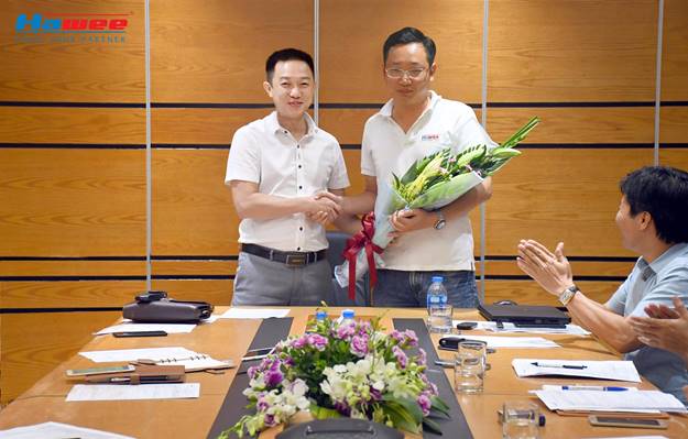Ông Lê Vũ Long – Giám đốc Hawee M&E tặng hoa chúc mừng đội dự án