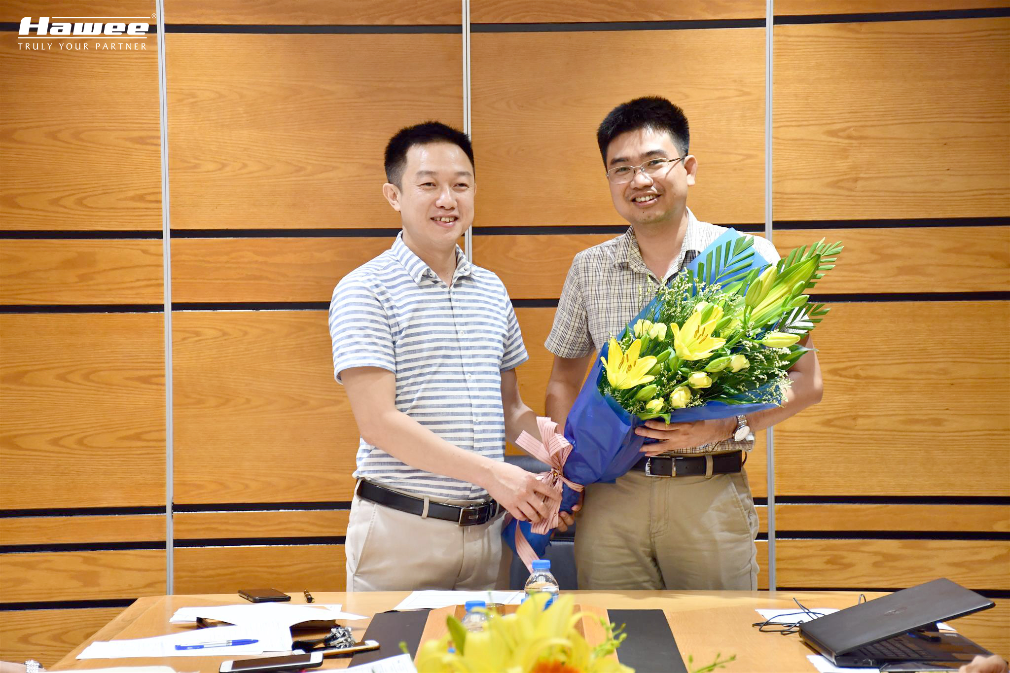 Ông Lê Vũ Long - Giám đốc Hawee Cơ điện tặng hoa chúc mừng đội Dự án