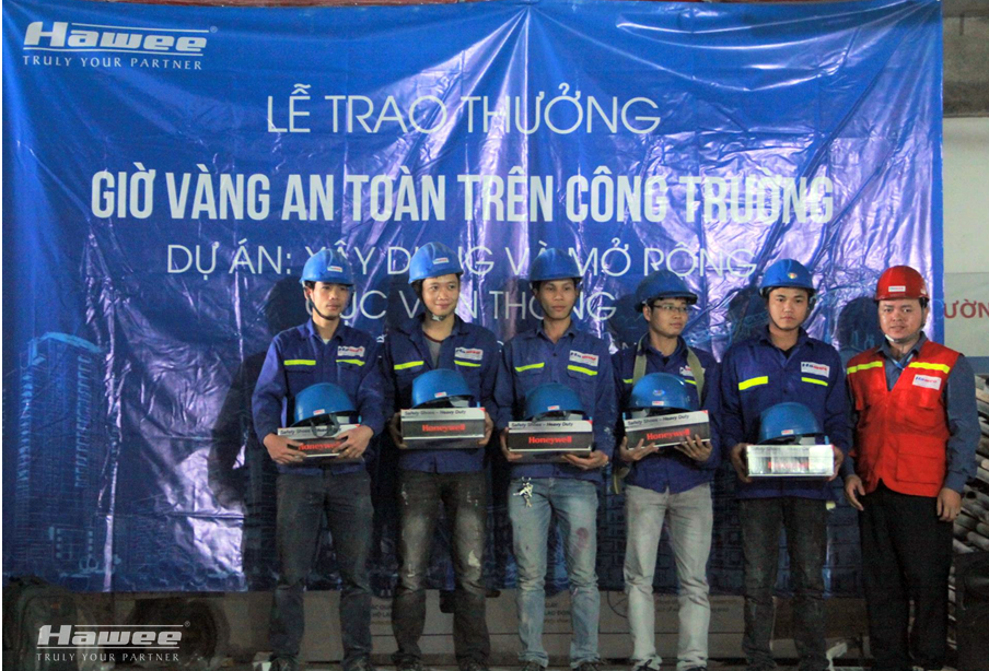 Outstanding workers at Vietnam Telecommunications Authority Project were rewarded