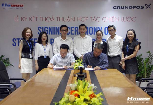 Giám đốc Hawee ME – ông Lê Vũ Long ký kết hợp tác chiếc lược cùng đại diện Grundfos