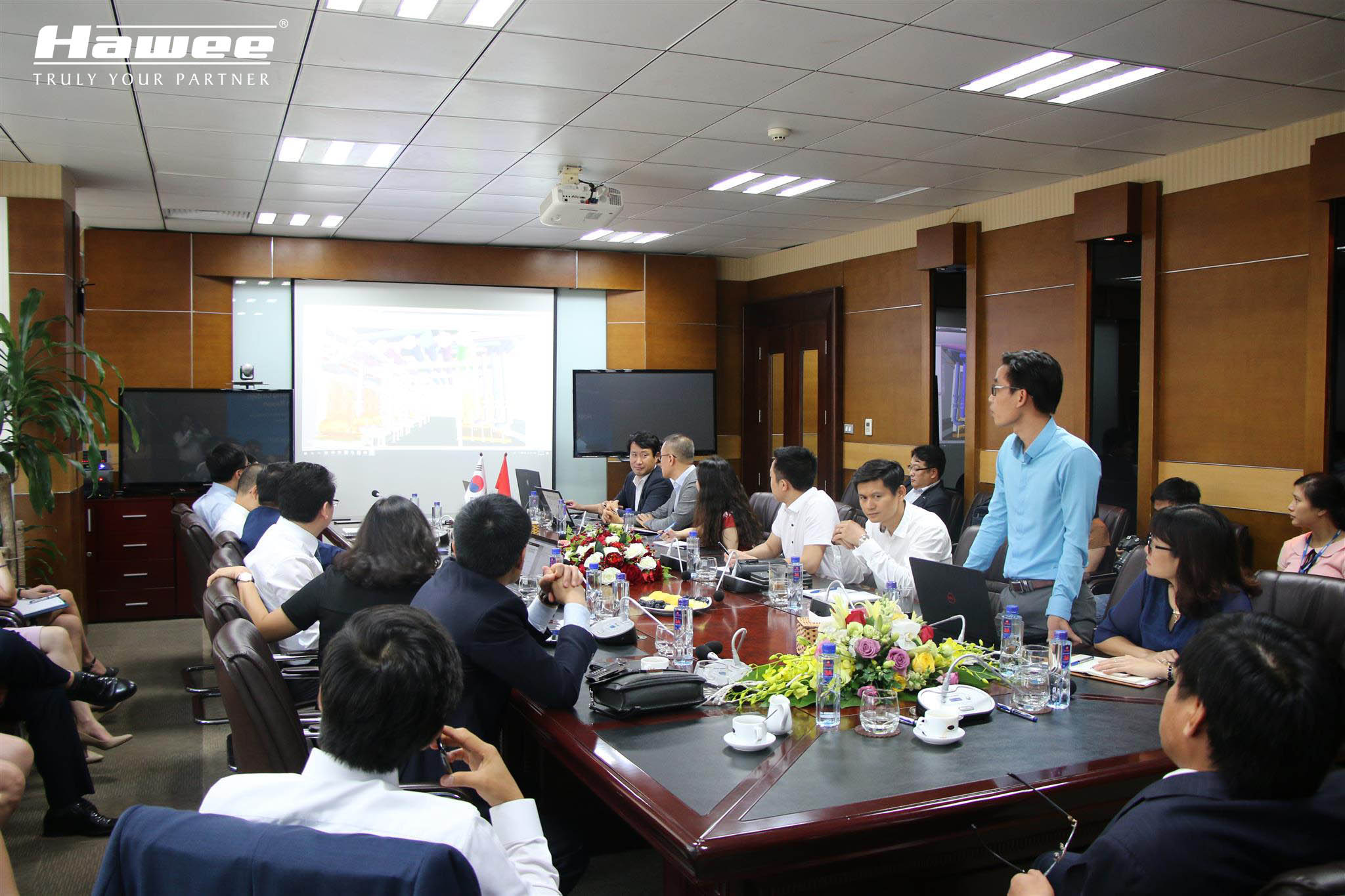 Ông Hà Quốc Minh – Phó Giám đốc Hawee Cơ điện báo cáo tiến độ thực hiện dự án