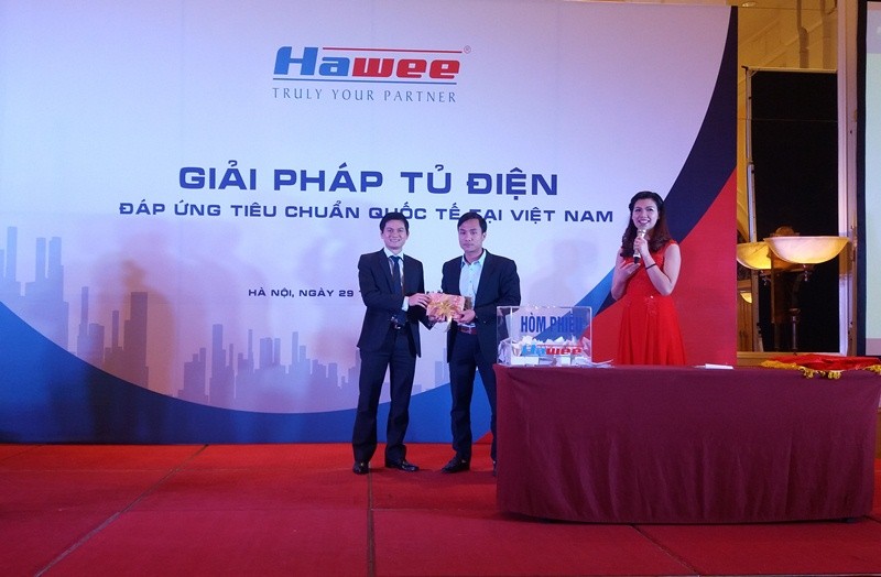 Mr. Duong Xuan De, General Director of Hawee Group awards the lucky draw grand prize to Mr. Nguyen Tien Thanh, a design consultant from Vinacomin Industry Investment Consulting Jsc.
