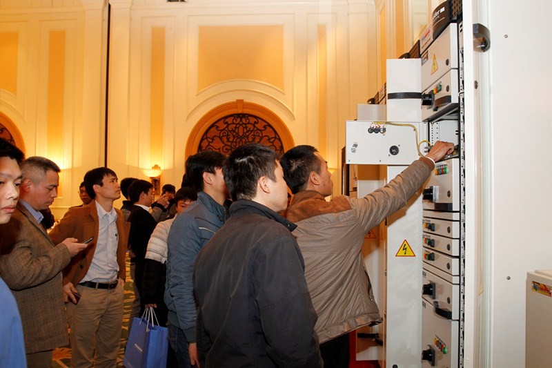 Attendees are fascinated by Hawee’s products.