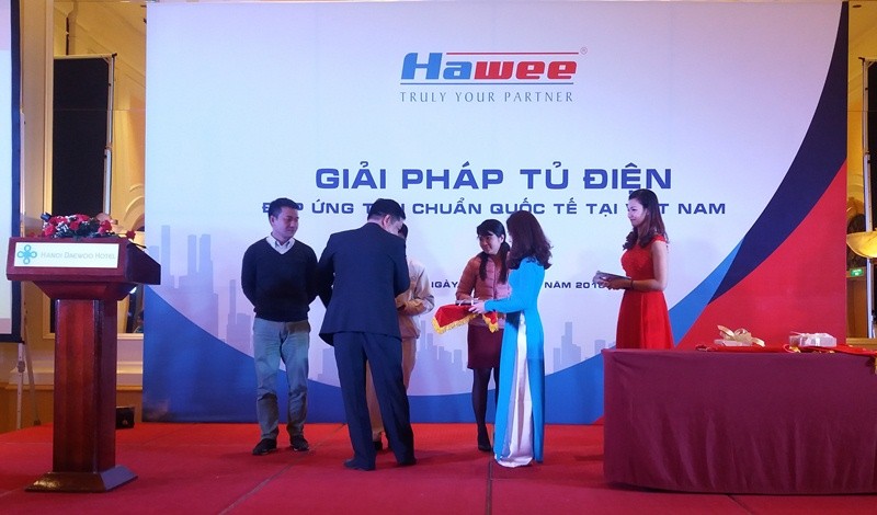 Mr. Do Nguyen Hung, Deputy Director of Schneider Electric (a partner of Hawee) awards prizes for the lucky draw. 