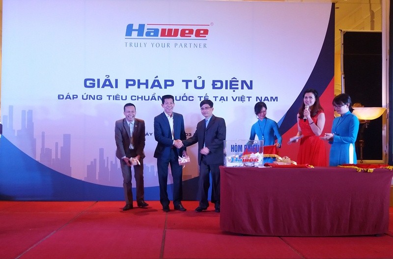 Mr. Nguyen Chi Trung, Deputy Director of Hawee P&T and Director of the Hawee factory, awards lucky draw winners.