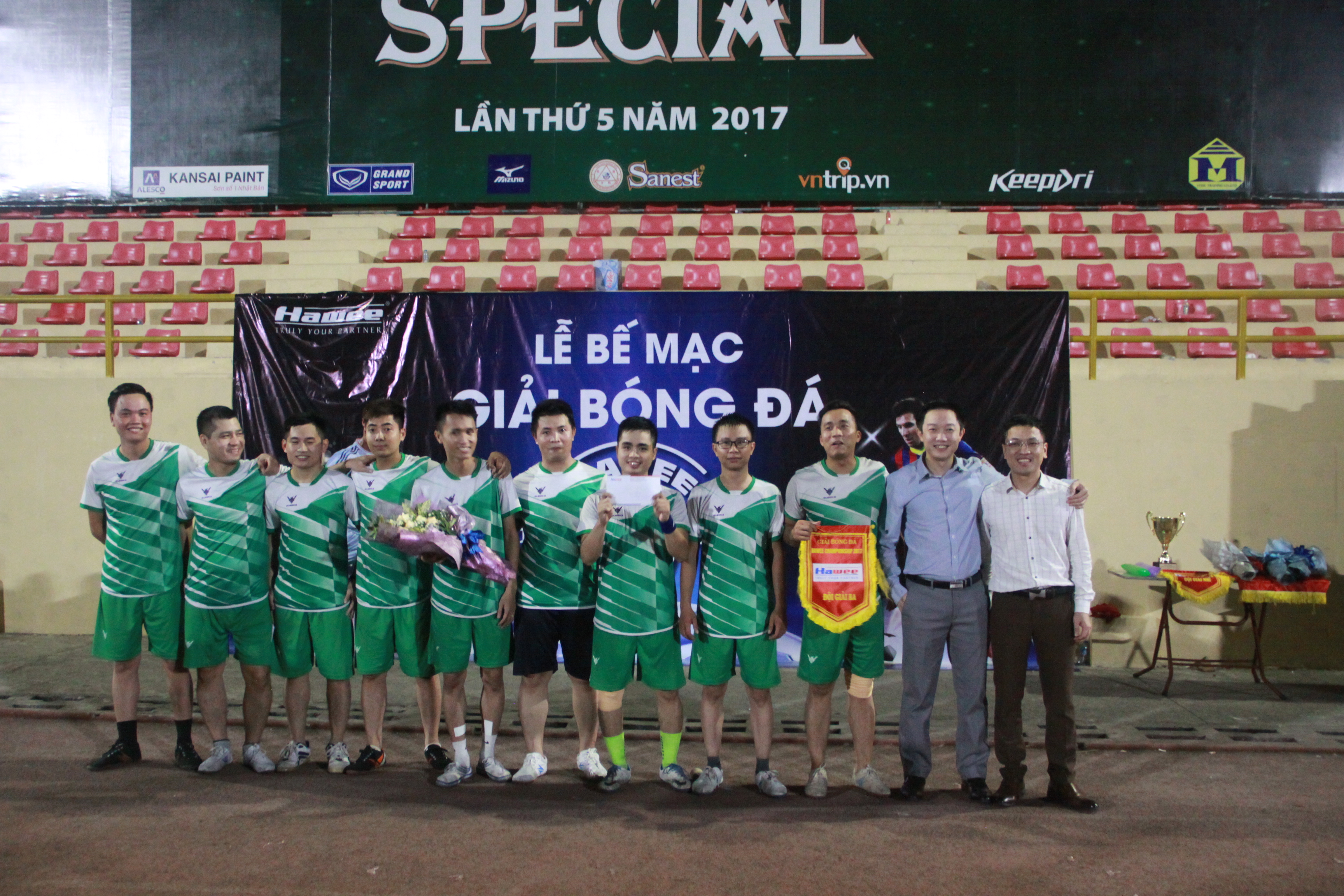 Anh Lê Vũ Long – Giám Đốc và Anh Nguyễn Thanh Toàn – PGĐ phụ trách thi công HWME lên trao hoa và quà cho đội giành giải 3 Liên quân ME.