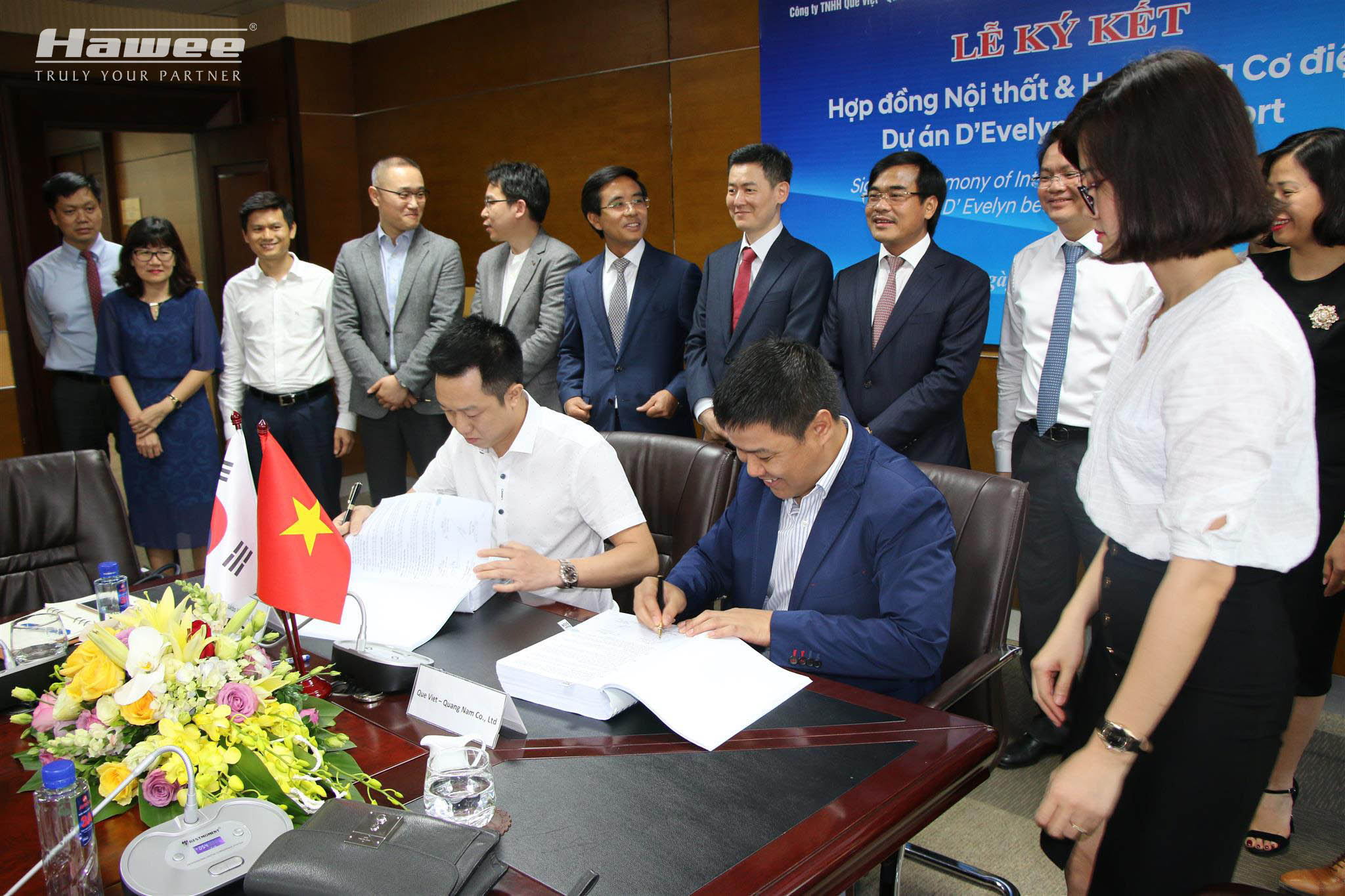 Ông Lê Vũ Long – Giám đốc Hawee Cơ điện thực hiện ký kết Hợp đồng dưới sự chứng kiến của BLĐ Tập đoàn Thành Công & BLĐ Hawee Group