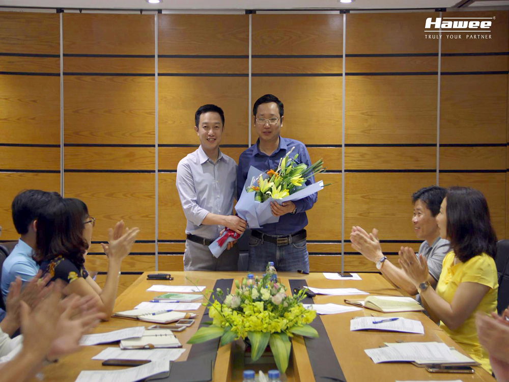 Ông Lê Vũ Long – Giám đốc Hawee M&E tặng hoa chúc mừng đội dự án