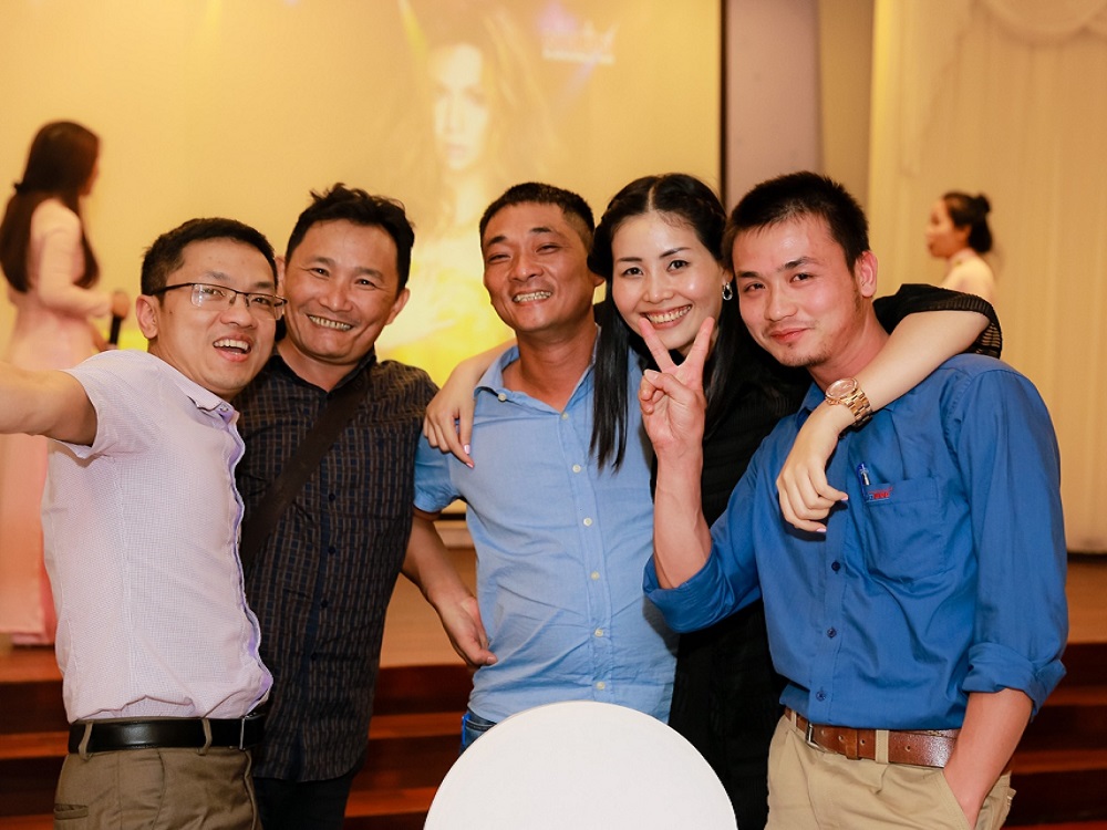 Hoàng Thanh (thứ 2 từ phải sang) cùng các đồng nghiệp Hawee