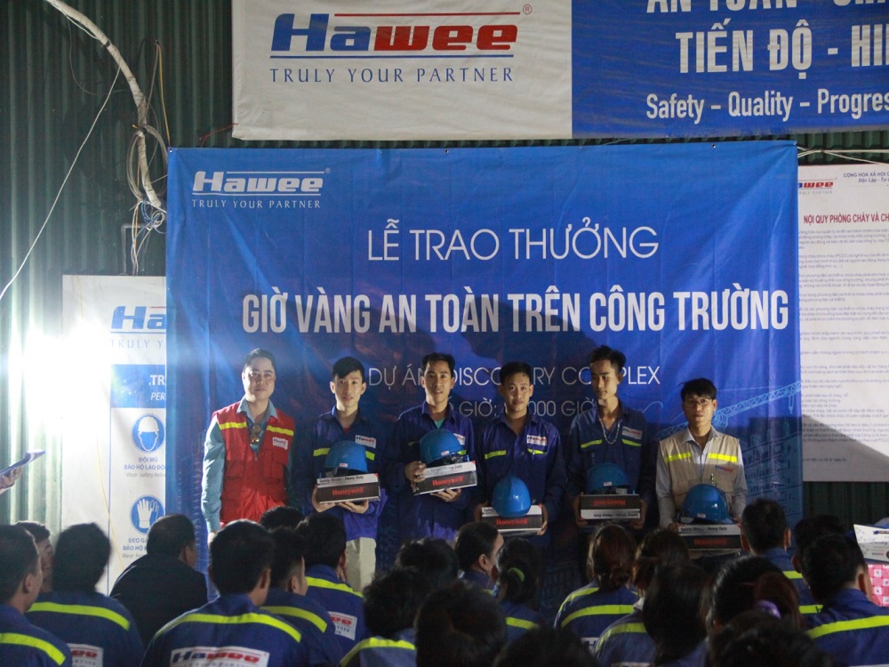 Ông Nguyễn Văn Phúc (ngoài cùng bên trái)- TP. ATLĐ Hawee ME trao thưởng  cho những công nhân xuất sắc