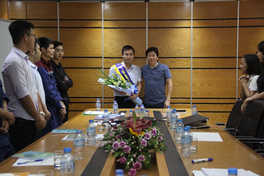 Chairman Trinh Van Ha congratulated the 1000<sup>th</sup> member