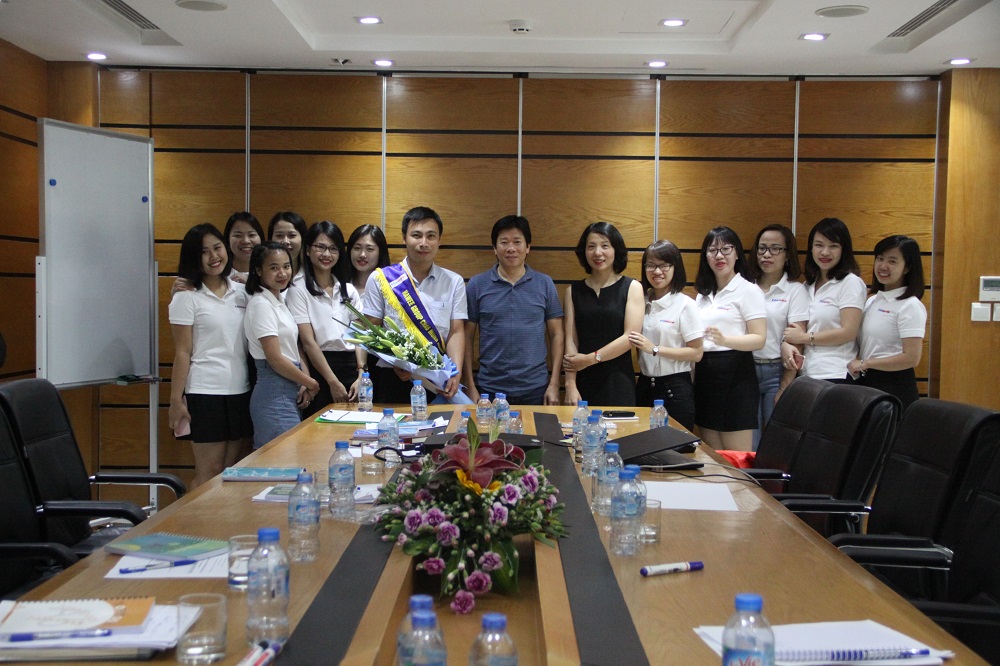 Chairman and HR department took a photo with the 1000<sup>th</sup> employee